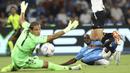 Pemain Napoli, Victor Osimhen, mencetak gol ke gawang Udinese pada laga liga Italia di Stadion Diego Armando Maradona, Kamis (28/9/2023). Napoli menang dengan skor 4-1. (Alessandro Garofalo/LaPresse via AP)