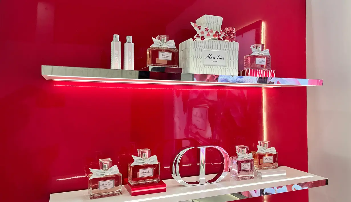 Sebagai penghormatan kepada melati dari wewangian asli Miss Dior tahun 1947, Francis Kurkdjian melakukan hal yang spesial. Bunga melati ia proses dengan ekstraksi khusus, dipilih oleh Francis Kurkdjian khusus untuk Dior. Ini mewujudkan aroma mewah yang kontras dengan sentuhan aroma segar. [ Foto: Fimela.com ]