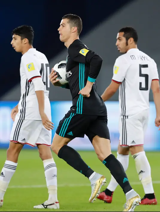 Penyerang Real Madrid, Cristiano Ronaldo melakukan selebrasi usai mencetak gol ke gawang Al Jazira di semifinal Piala Dunia Antarklub di Syekh Zayed Sports City Stadium, (14/12). Madrid akan melawan klub Brasil Gremio di Final. (AP Photo/Hassan Ammar)