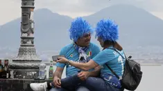 Sepasang fans Napoli bersukacita diluar stadion setelah tim kesayangannya mencetak gol ke gawang Salernitana pada menit ke-62. (AP Photo/Gregorio Borgia)