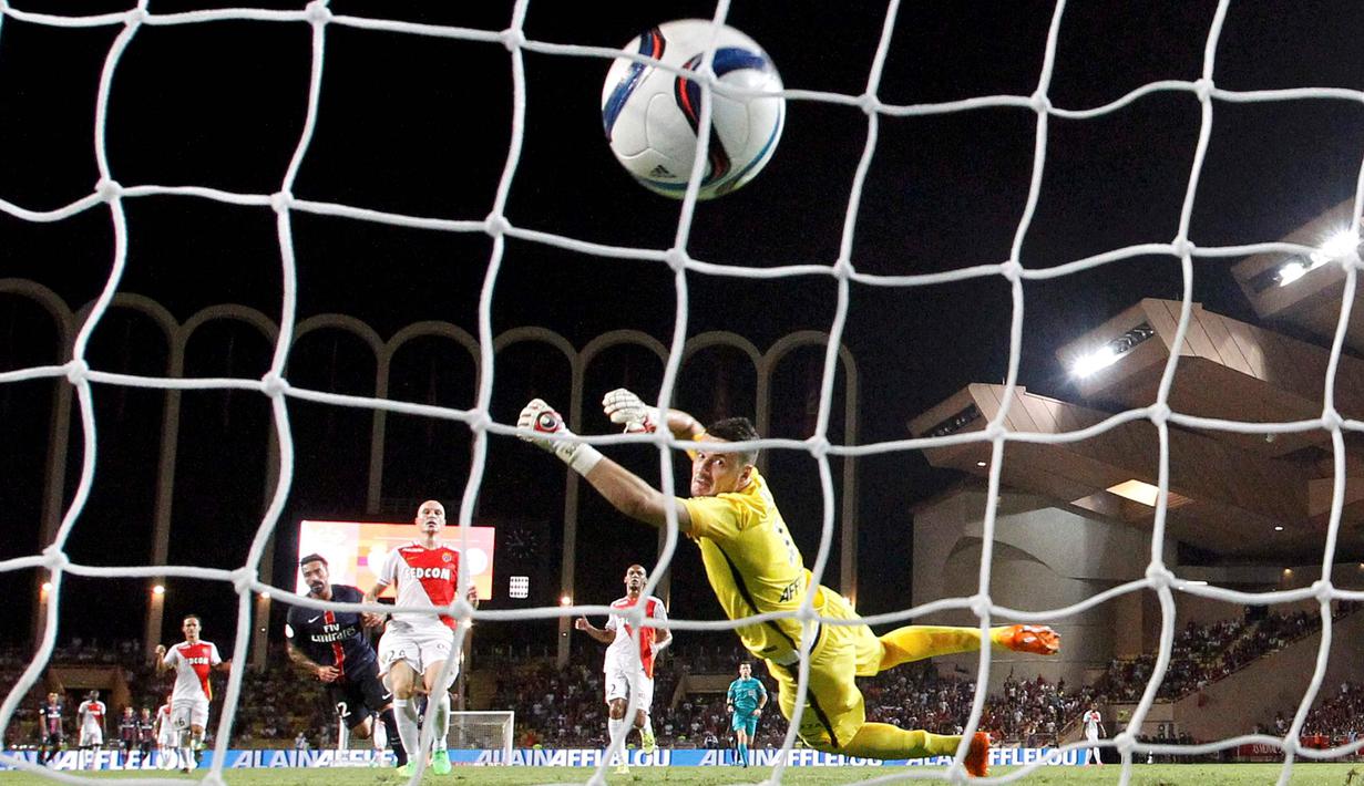 Pemain Paris St Germain,  Ezequiel Lavezzi (kiri) mencetak gol ketiga ke gawang Monaco dalam Liga Prancis di Stadion Louis II, Monaco. Minggu (30/8/3015). (Reuters/Eric Gaillard)