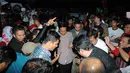 Mantan Walikota Solo itu pun terlihat kesusahan. Hal ini dikarenakan banyaknya pendukung yang mendekati Jokowi untuk bersalaman. Bandung, Rabu (11/6/2014) (Liputan6.com/Herman zakharia).