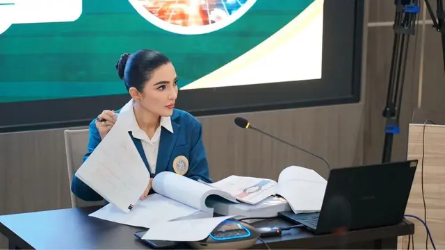 6 Gaya Outfit Ashanty saat Sidang Disertasi S3 di UNAIR, Formal nan Elegan