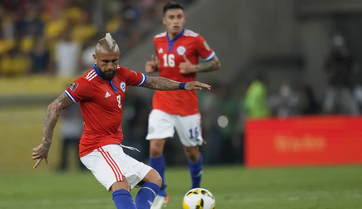 Gelandang Chile, Arturo Vidal mengumpan bola saat bertanding melawan Brasil selama pertandingan kualifikasi Piala Dunia 2022 zona CONMEBOL di stadion Maracana di Rio de Janeiro, Brasil, Jumat (25/3/2022). Brasil menang atas Chile 4-0.  (AP Photo/Silvia Izquierdo)