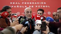 Presiden La Liga Spanyol, Javier Tebas, berbicara kepada media di Ciudad del Futbol di Las Rozas, di luar Madrid, pada 16 Desember 2024. (OSCAR DEL POZO/AFP)