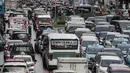 Kendaraan terjebak kemacetan di kawasan Medan Merdeka Timur, Jakarta, Kamis (21/2). Kemacetan terjadi akibat pengalihan arus lalu lintas terkait Malam Munajat 212 di Monas. (Liputan6.com/Faizal Fanani)