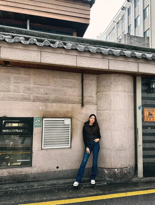 Nabila Syakieb tampil tak kalah keren. Ia tampil dengan atasan lengan panjang berwarna hitam yang ditumpuk dengan puffer vest dengan hoodie, dan celana jeans. [Foto: Instagram/nsyakieb85]