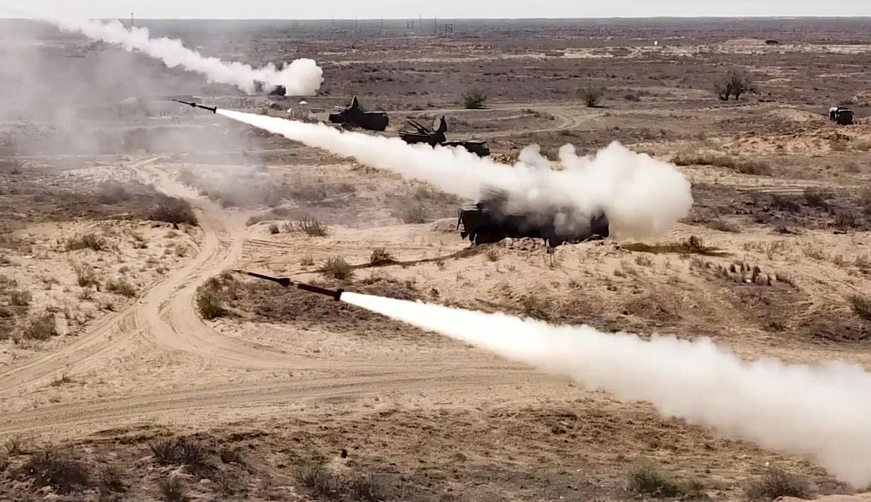 Peluncuran roket dari sistem rudal di pangkalan militer Ashuluk, Rusia, 22 September 2020. Belarusia, Armenia, China, Pakistan, dan Myanmar akan ambil bagian dalam latihan tersebut. (Russian Defense Ministry Press Service via AP)