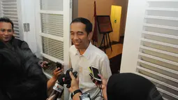 Presiden terpilih Joko Widodo atau Jokowi menegaskan tak ada pembicaraan nama menteri dalam pertemuannya dengan Surya Paloh, Kamis (14/8/14). (Liputan6.com/Herman Zakharia)