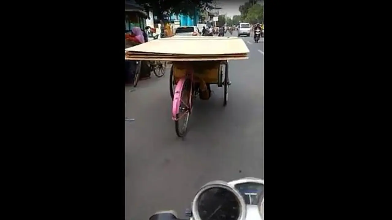 Tak Biasa, Lihat Cara Pria Ini Kendarai Becak