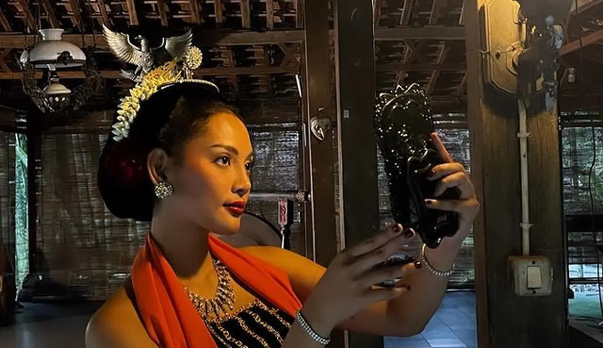 Potret ayu lainnya ditunjukkan Erika Carlina dengan menjadi sosok penari. Mengenakan kemben hitam lengkap dengan kalung dan belt emas, outfit ini dipadukan dengan kain batik berwarna hitam putih.(instagram/eri.carl)