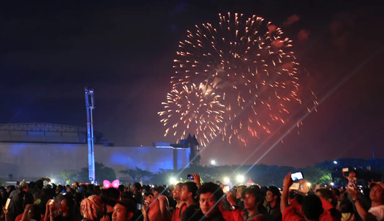 Kehadiran Sandiaga Uno pastinya membuat suasana semakin ramai, meski tak bersama dengan Bapak Gubernur Anies Baswedan yang saat itu juga sedang menghadiri perayaan pesta tahun baru di Monas. (Deki Prayoga/Bintang.com)