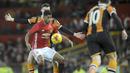 Pemain Manchester United (MU), Marcus Rashford mengontrol bola saat dihadang pemain Hull City,  Andrew Robertson pada laga semifinal leg pertama PIala Liga Inggris di Old Trafford stadium, Manchester, (10/1/2017). MU menang 2-0. (AP/Rui Vieira)