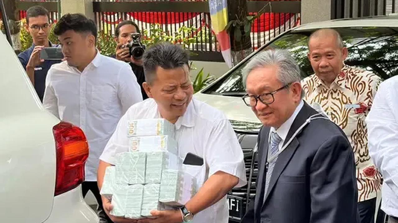 Penyidik Kejagung kemudian menggeledah kantor Maqdir Ismail. Penggeledahan dilakukan untuk mencari sosok yang mengembalikan uang tersebut.