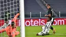 Pemain Ferencvaros Myrto Uzuni (kanan) mencetak gol ke gawang Juventus pada pertandingan Grup G Liga Champions di Allianz Stadium, Turin, Italia, Selasa (24/11/2020). Juventus melaju ke 16 besar Liga Champions usai menekuk Ferencvaros 2-1. (Marco Alpozzi/LaPresse via AP)