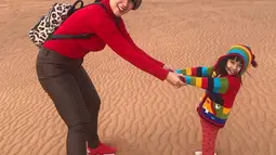 Kini Vania Athabina telah berumur 3 tahun. Vania tumbuh menjadi anak yang aktif dan imut yang selalu menemani sang ibu. (Liputan6.com/IG/@vennamelindareal)