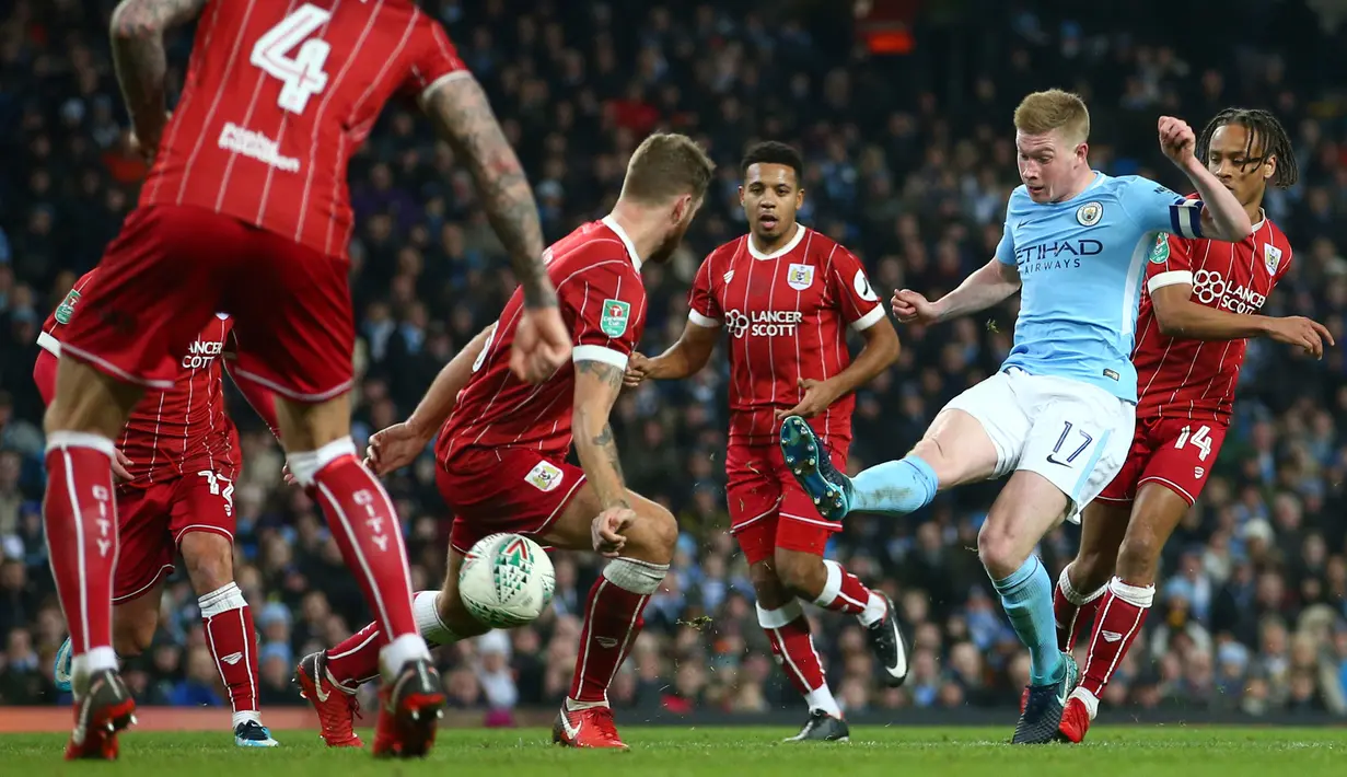 Pemain Manchester City, Kevin De Bruyne mengendalikan bola dengan kawalan pemain Bristol City pada leg pertama semifinal Piala Liga Inggris di Stadion Etihad, Selasa (9/1). Manchester City harus bersusah payah Bristol City 2-1. (AP/Dave Thompson)