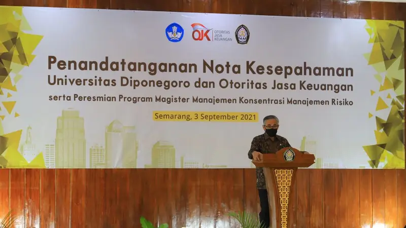 Ketua DK OJK Wimboh Santoso saat penandatanganan kerjasama dengan Universitas Diponegoro. (Foto: OJK)