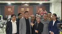 Tim Kuasa Hukum Ganjar-Mahfud menyerahkan kesimpulan sidang sengketa Pilpres 2024 ke Mahkamah Konstitusi, Selasa (16/4/2024). (Liputan6.com/ Muhammad Radityo Priyasmoro)