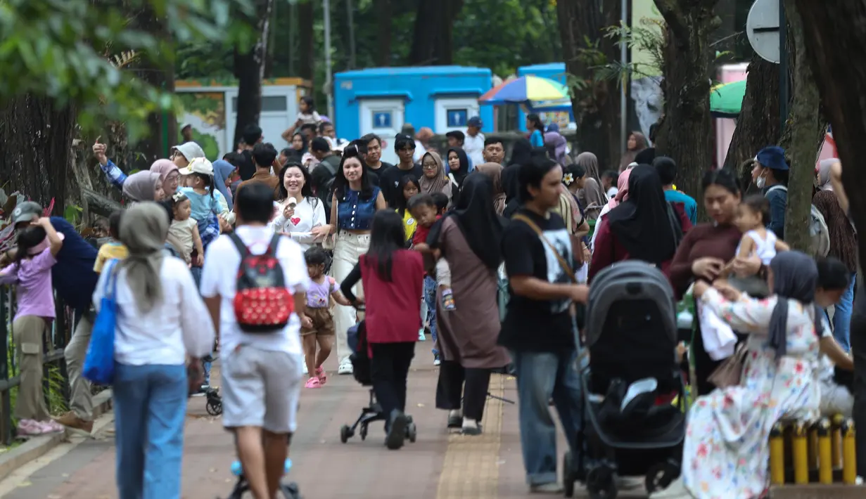 Diperkirakan pengunjung Taman Margasatwa Ragunan, Jakarta, akan terus meningkat hingga akhir libur panjang Maulid Nabi 1447 Hijriah yang jatuh pada Minggu (7/9/2025). (Kapanlagi.com/Budy Santoso)