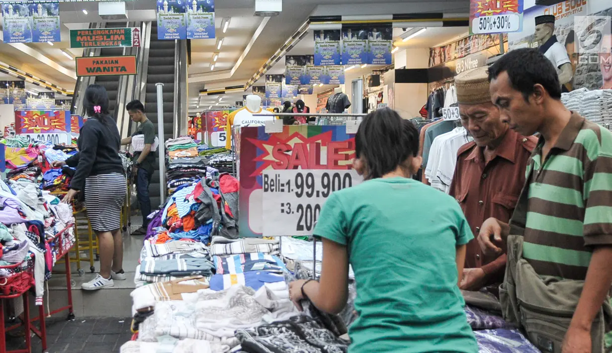 Warga memilih pakaian di kawasan perbelanjaan Pasar Baru, Jakarta Pusat, Rabu (21/6). Menjelang lebaran, kawasan perbelanjaan Pasar Baru mulai diserbu warga untuk berbelanja kebutuhan lebaran. (Liputan6.com/Yoppy Renato)