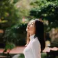 Perempuan tenang sedang menikmati kesendiriannya/copyright unsplash.com/Bach Tran