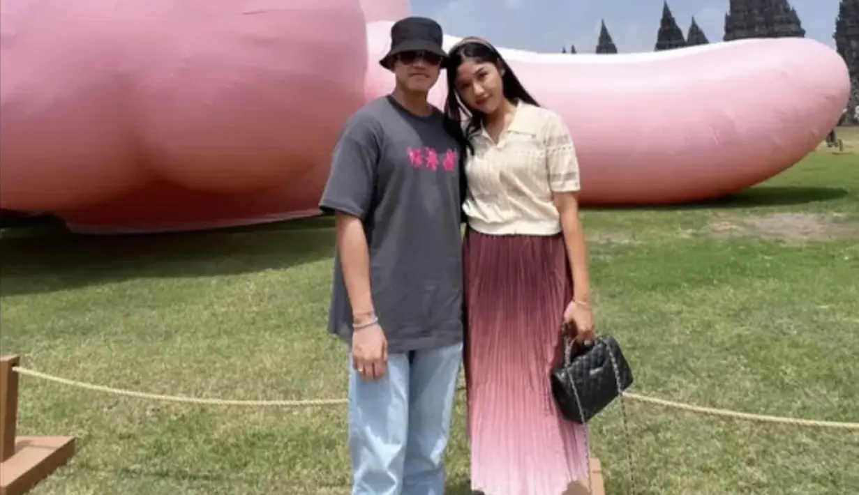 <p>Kali ini, Erina menjinjing tas Chanel dengan fitur flap bag disertai top handle. Harga tas tersebut dibanderol seharga 6,900 USD atau Rp108 juta. [Foto: Instagram/ Erina Gudono]</p>