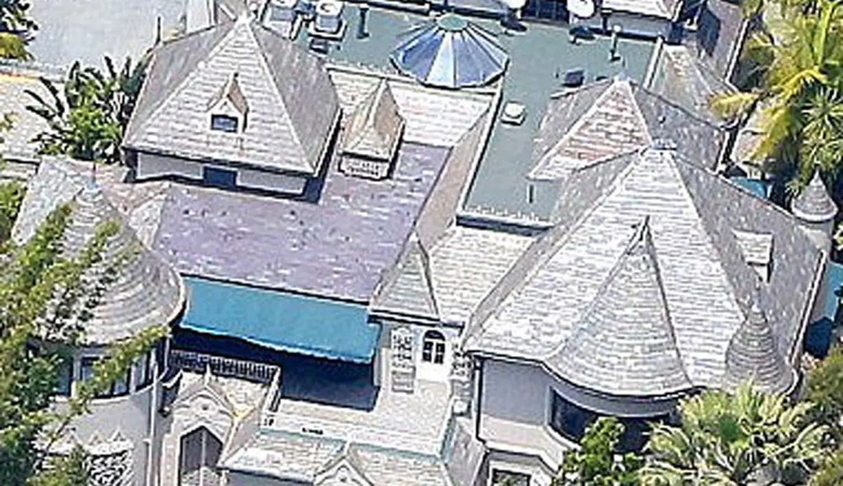 Awal perceraian mereka sudah tersiar sejak Agustus 2016, namun keduanya masih menunggu proses tersebut berlangsung dan terselesaikan. Akhirnya di awal tahun 2017 lalu, keduanya pun resmi bercerai. (doc.dailymail.com)