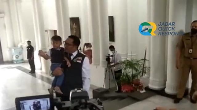 6 Potret Ridwan Kamil Kembali Bertugas di Hari Pertama Sebagai Gubernur, Gendong Arka