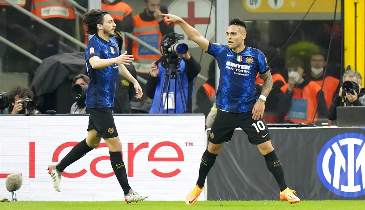Pemain Inter Milan Lautaro Martinez (kanan) melakukan selebrasi usai mencetak gol ke gawang AC Milan pada leg kedua semifinal Coppa Italia di Stadion San Siro, Milan, Italia, 19 April 2022. Inter Milan menang 3-0. (AP Photo/Luca Bruno)