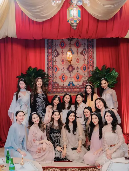 <p>Mereka tampil kompak mengenakan busana muslim berupa tunik, kaftan, dan dress panjang. [@ginasinaga]</p>