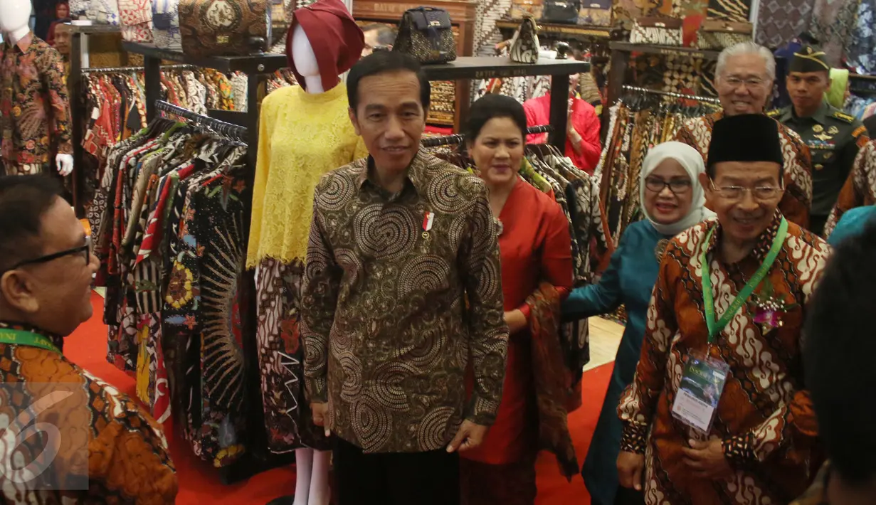 Presiden Jokowi saat menghadiri pameran Inacraft 2017 di JCC, Senayan, Jakarta, Rabu (26/4). Acara ini bertujuan untuk mendukung ekonomi kerakyatan khususnya pada sektor industri kerajinan. (Liputan6.com/Angga Yuniar)