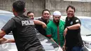 Penyanyi dangdut Ridho Rhoma dikawal petugas saat tiba di Rumah Sakit Ketergantungan Obat (RSKO), Jakarta, Selasa (4/4). Ridho Rhoma akan menjalankan rehabilitasi di RSKO tersebut. (Liputan6.com/Herman Zakharia)