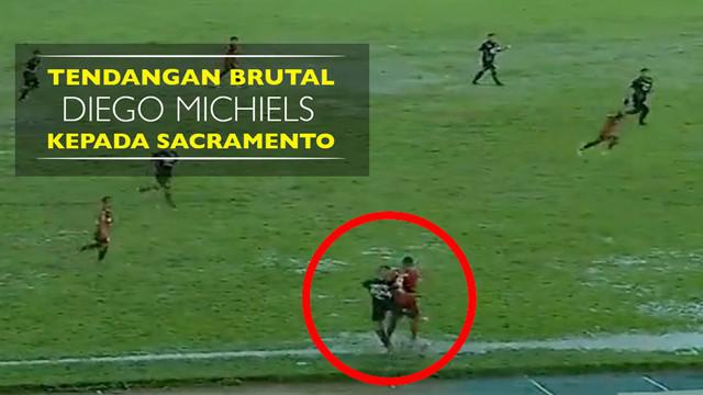 Video tendangan brutal Diego Michiels kepada Marcel Sacramento pada laga Semen Padang Vs Pusamania Borneo FC.