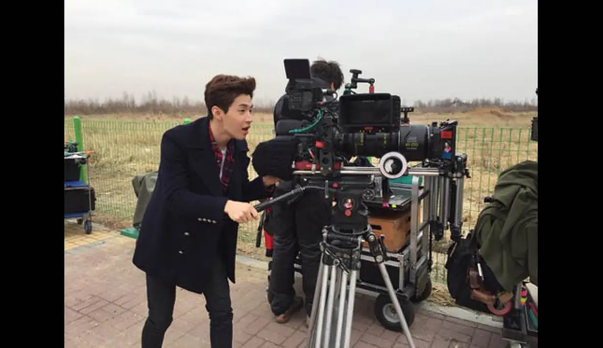 Henry bahkan mencoba menjadi seorang sutradara dengan memutar kamera. Hasilnya, suasana syuting menjadi lebih meriah. (naver.com)