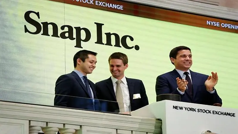 Pendiri Snapchat, Bobby Murphy dan Evan Spiegel, serta Presiden NYSE Group, Thomas Farley