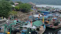 Sebagian besar nelayan Cilacap pilih menambatkan perahu dan libur melaut lantaran ancaman gelombang tinggi di perairan selatan. (Foto: Liputan6.com/Muhamad Ridlo)