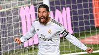 Bek Real Madrid, Sergio Ramos, merayakan gol yang dicetaknya ke gawang Getafe pada laga lanjutan La Liga pekan ke-33 di Stadion Alfredo Di Stefano, Jumat (3/7/2020) dini hari WIB. Real Madrid menang 1-0 atas Getafe. (AFP/Gabriel Bouys)