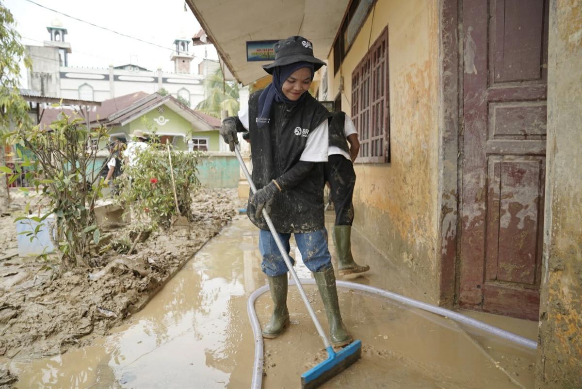 Relawan BRI Peduli Terjun Langsung 'Bersih-bersih Sekolah' di Aceh Tamiang