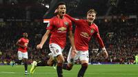Penyerang Manchester United Mason Greenwood (kiri) mencetak gol ke gawang Rochdale pada babak tiga Piala Liga Inggris di Old Trafford, Rabu (25/9/2019) atau Kamis dini hari WIB. (AFP/Paul Ellis)