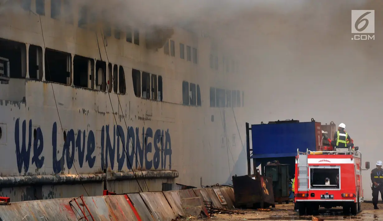 Pemadam kebakaran berusaha memadamkan api yang membakar kapal Panorama Nusantara di Pelabuhan Tanjung Mas, Semarang, Senin (18/2). Kapal sedang dalam proses perbaikan saat kebakaran terjadi. (Liputan6.com/Gholib)