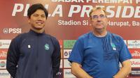 Bek Persib Bandung, Achmad Jufriyanto dan pelatih Robert Alberts. (Bola.com/Erwin Snaz)