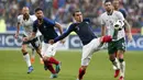 Gelandang Prancis, Antoine Griezmann, mengontrol bola saat melawan Irlandia pada laga persahabatan di Stadion Stade de France, Senin (28/5/2018). Prancis menang 2-1 atas Irlandia. (AP/Thibault Camus)