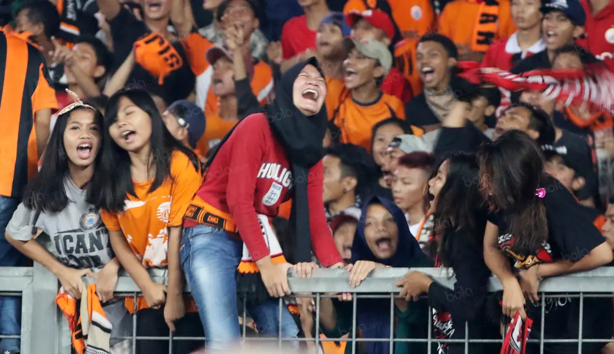 Suporter ABG The Jak Mania terlihat menikmati mendukung timnya Persija Jakarta melawan Sriwijaya FC di Stadion Utama Gelora Bung Karno pada laga Torabika SC 2016, (24/6/2016).  (Bola.com/Nicklas Hanoatubun)