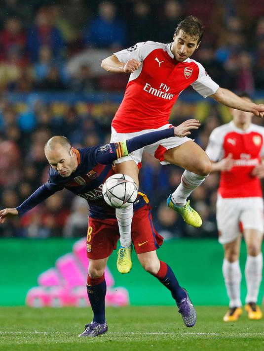 Gelandang Arsenal, Mathieu Flamini (kanan) berebut bola dengan gelandang Barcelona, Andreas Iniesta pada leg kedua 16 besar liga champions di stadion Nou Camp, Spanyol (17/3). Barcelona menang atas Arsenal dengan skor 3-1. (Reuters/Carl Recine) 