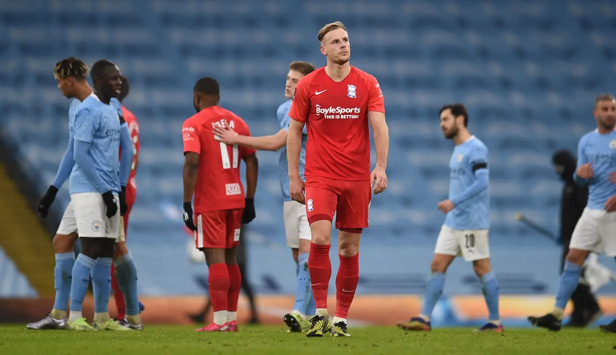 Bek Birmingham City, Marc Roberts (tengah) tampak kecewa usai dikalahkan Manchester City 0-3 dalam laga babak ke-3 Piala FA 2020/21 di Etihad Stadium, Minggu (10/1/2021). (AFP/Oli Scarff/Pool)
