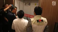 Sejumlah penyidik KPK bersiap memasuki lift saat menggeledah Kantor Pusat PLN, Jakarta, Senin (16/7). Petugas KPK mengabaikan para wartawan yang menanyakan maksud kedatangan mereka. (Liputan6.com/Arya Manggala)