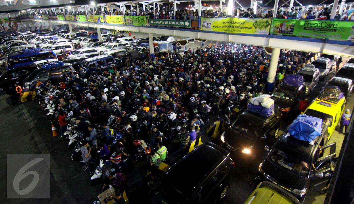 Pemudik menggunakan motor dan mobil antre memasuki kapal feri di Pelabuhan Merak, Banten, Rabu dinihari (15/7/2015) dinihari. H-2 pemudik mulai memadati kawasan Pelabuhan Merak untuk menyeberang ke Pelabuhan Bakauheni Lampung. (Liputan6.com/Johan Tallo) 