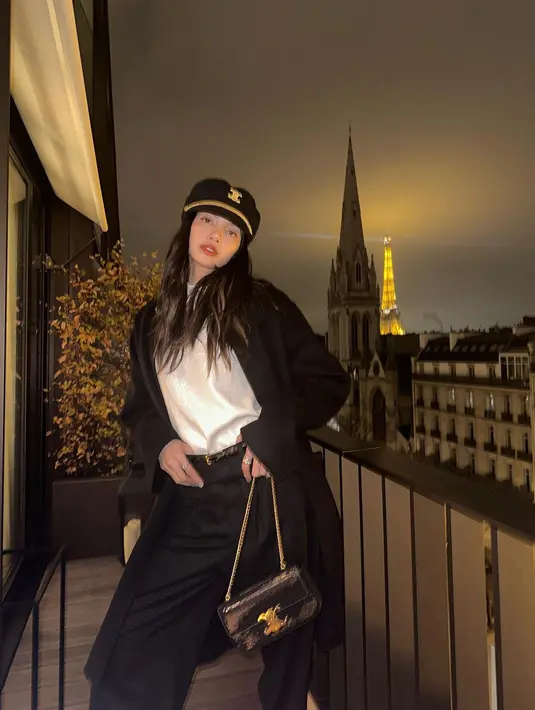 Lisa BLACKPINK tampil menawan dalam balutan outfit yang bisa dijadikan inspirasi ngantor. Ia tampil dengan inner satin berwarna putih, dipadu long coat dan celana panjang yang semuanya berwarna hitam. Tak lupa, ia juga menenteng sling bag hitam, disempurnakan dengan topi dan heels boots yang juga berwarna hitam. [Foto: Instagram/lalalalisa_m]