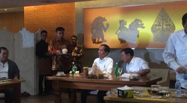 Presiden terpilih Joko Widodo atau dan capres Prabowo Subianto makan siang bersama di FX Sudirman, Sabtu (13/7/2019).